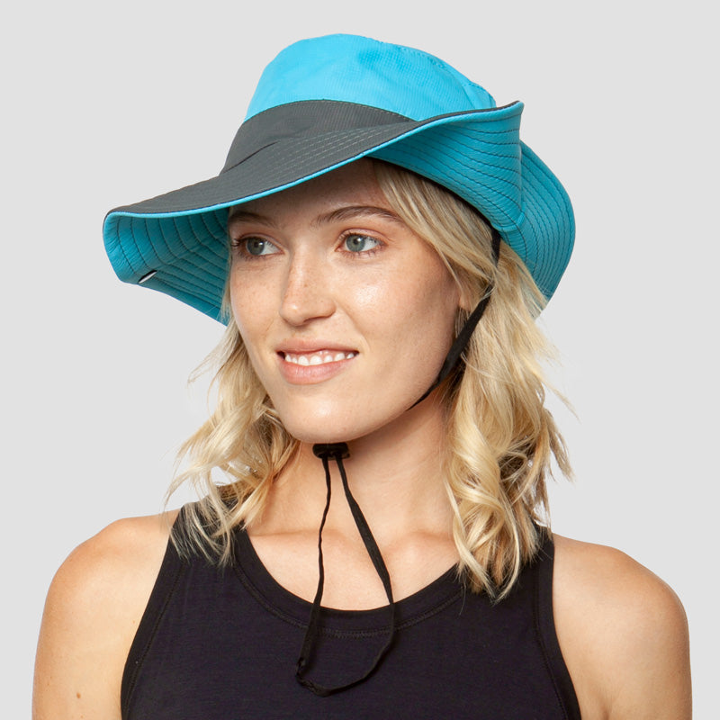 Zusammengefalteter Damen Sonnenhut Liane, kompakt & reisefertig. Bietet UV-Schutz & Pferdeschwanzöffnung.