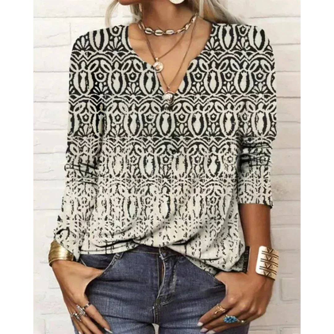 Lockere Damen Boho Bluse mit farbenfrohem Print, V-Ausschnitt & weiten Ärmeln. Perfekt für sommerliche Outfits.