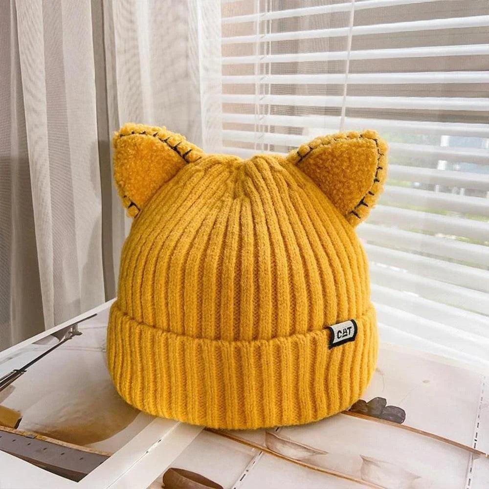 Stylische Damen Winter Strickmütze mit Katzenohren, perfekt für Freizeit und Kälteschutz.