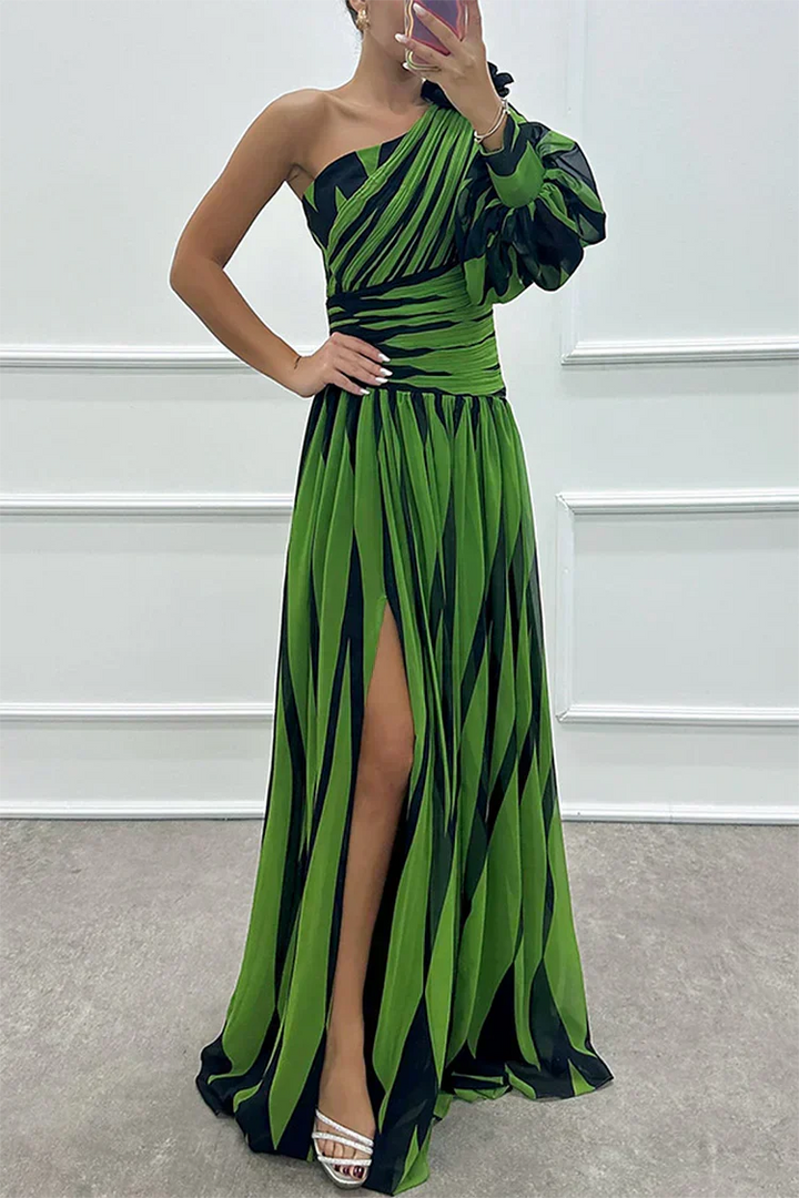 Langes, figurschmeichelndes One-Shoulder Abendkleid, optimal für festliche Damen bei Hochzeiten.