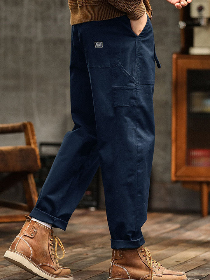 Praktische blaue Herren Cargohose, robuste Freizeithose. Bequem und perfekt für stilvolle Herrenmode.