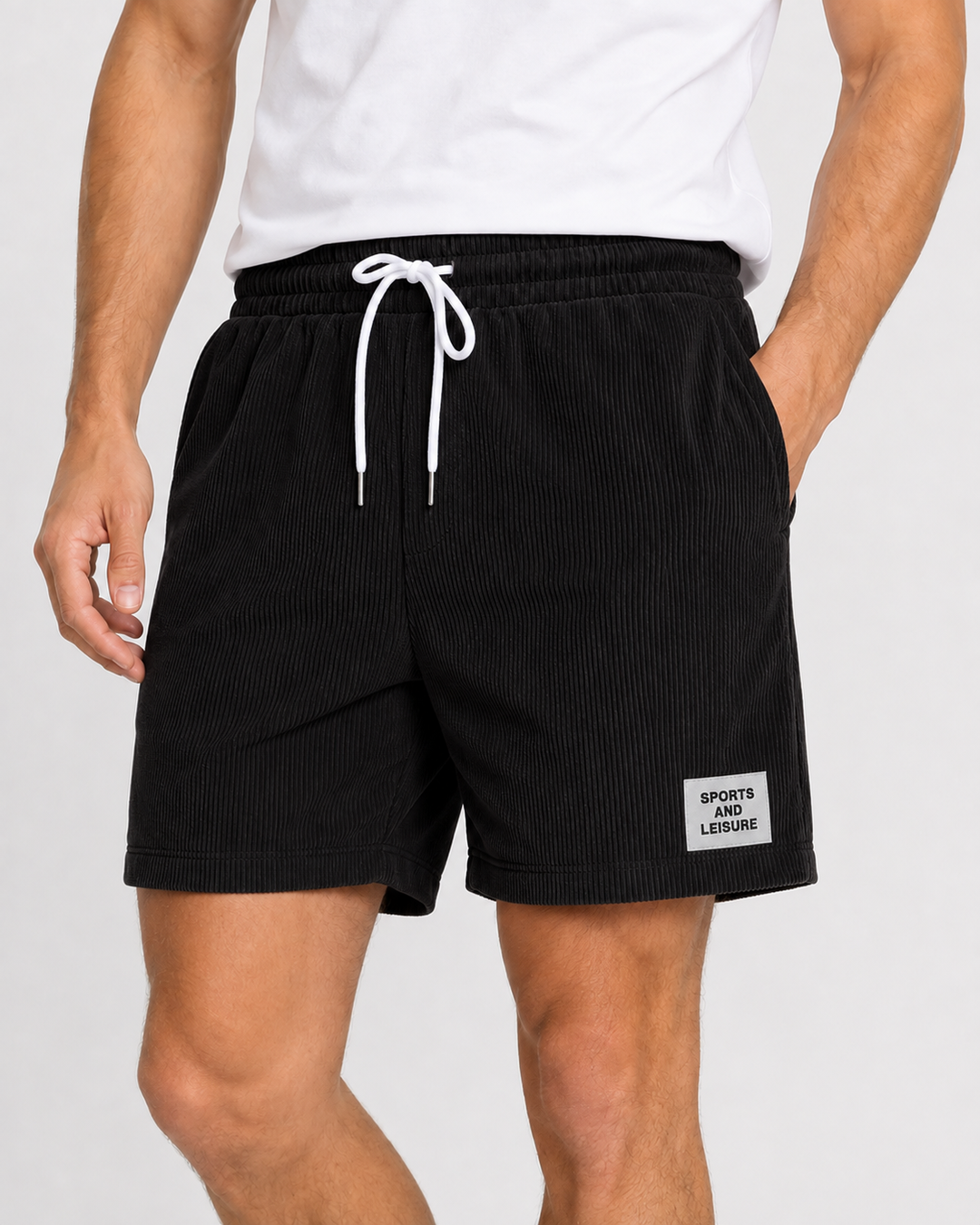Aktiver Mann trägt vielseitige Herren Sommer Shorts mit Kordelzug beim Spaziergang.