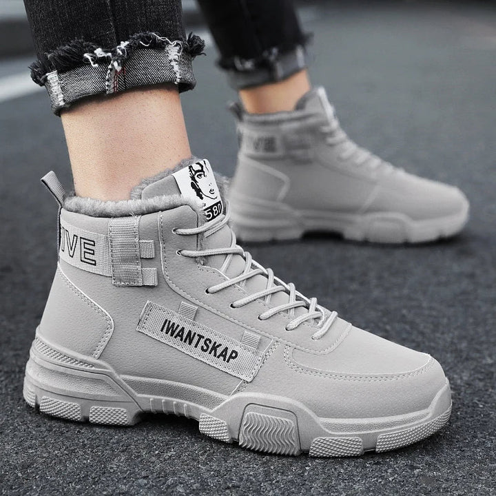 Nahaufnahme des weichen Futters in warmen Herren Winter-Sneakern.