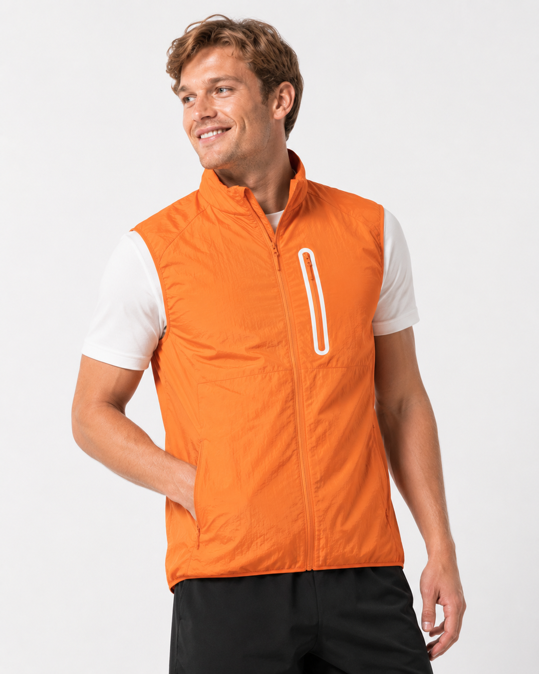 Detailansicht der vielen funktionellen Taschen an der atmungsaktiven Sommer Arbeitsweste (Unisex).