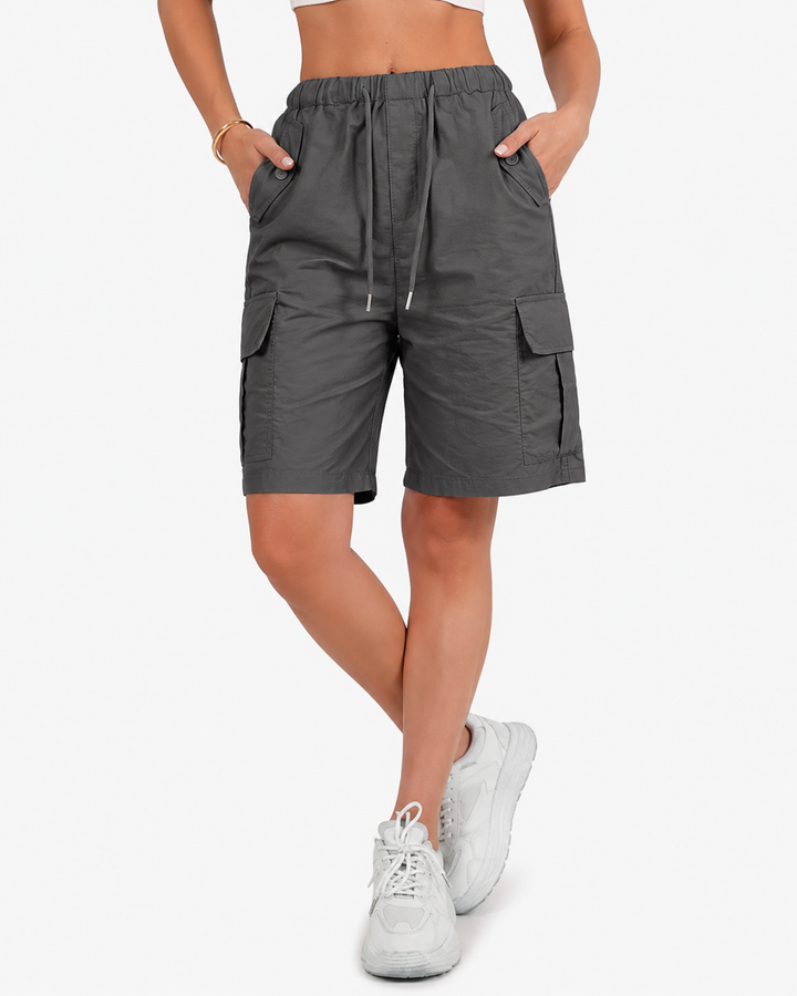 Modische Damen Cargo Bermudashorts in khaki, ideal als bequeme Sommer-Freizeitshorts mit Taschen.