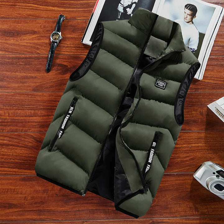Rückenansicht des Herren Bodywarmers, zeigt die schlanke Passform und das stilvolle Design für Herrenmode und Winterkleidung.
