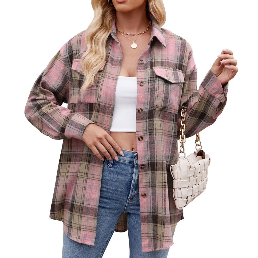 Rückenansicht des Damen Karohemdes mit lockerem Fit. Komfortables Freizeit-Langarmshirt, ideal als Übergangsjacke.