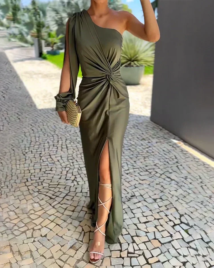 Elegantes grünes Damen One-Shoulder Maxikleid mit hohem Schlitz, ideal als figurbetontes Abendkleid für Hochzeitsgäste.
