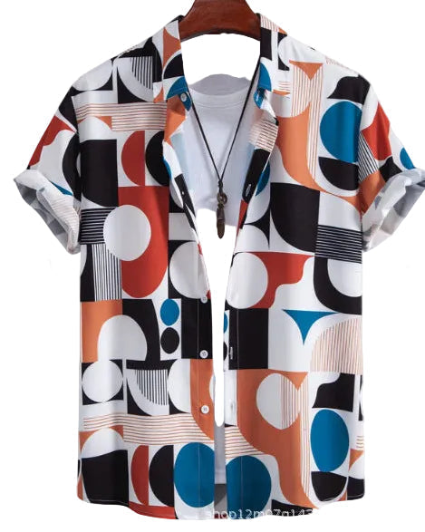 Lässiges Herren-Sommerhemd mit floralem Druck. Ideal für Freizeit, Strand und Urlaub.
