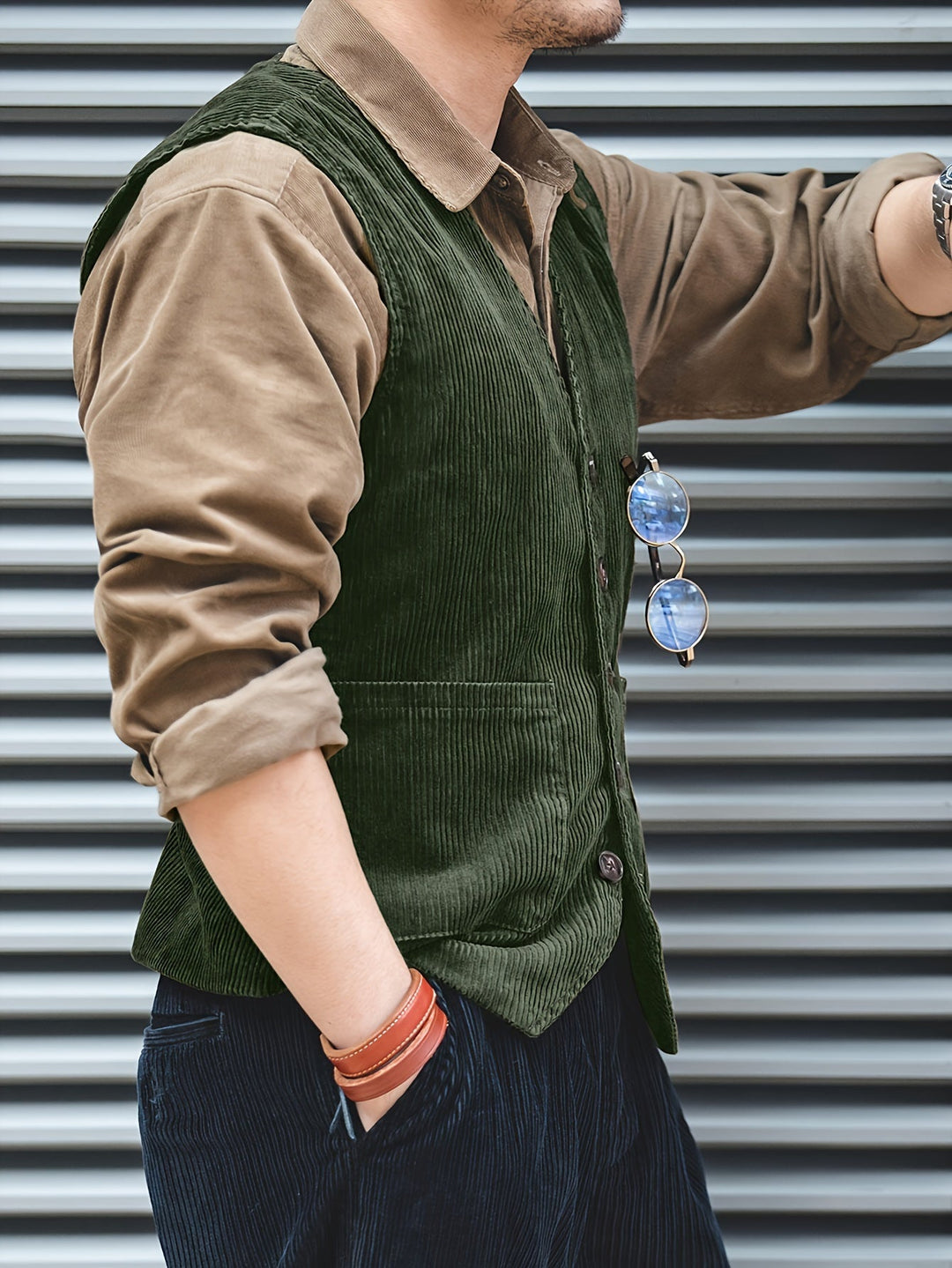 Elegante Herren Cordweste im Vintage-Stil. Vielseitige Freizeit- und Business Casual Weste für Herrenmode.