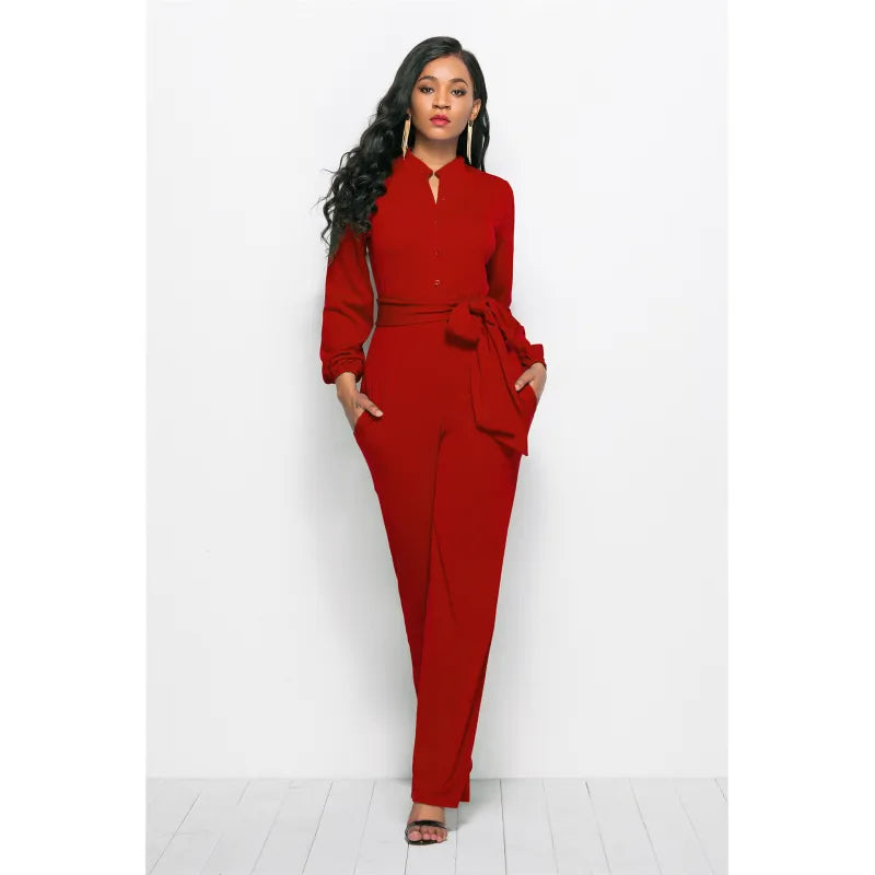 Schicker Damen Overall mit V-Ausschnitt, Gürtel und weitem Bein. Ideal für Frühling und Abendgarderobe.