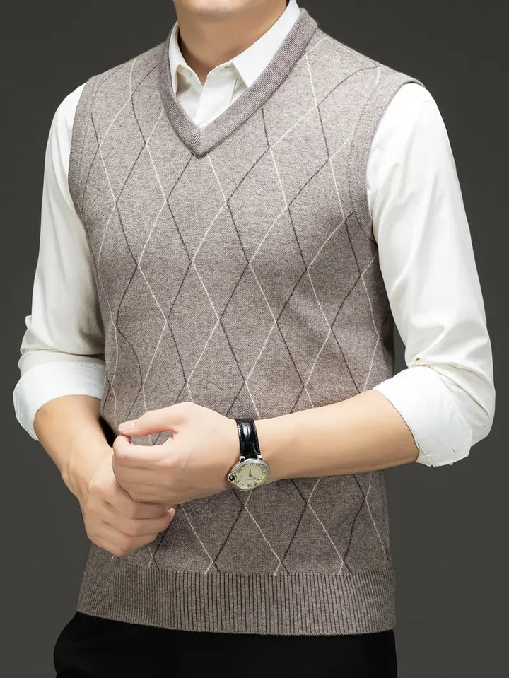 Rückenansicht des Slim Fit Herren Strick-Bodywarmers mit V-Ausschnitt, moderne Herrenbekleidung.