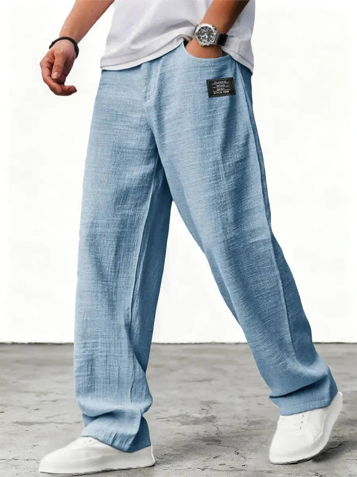 Bequeme Herren Freizeithose mit weitem Bein und Kordelzug, ideal für entspannte Tage. Lässige Herrenmode.