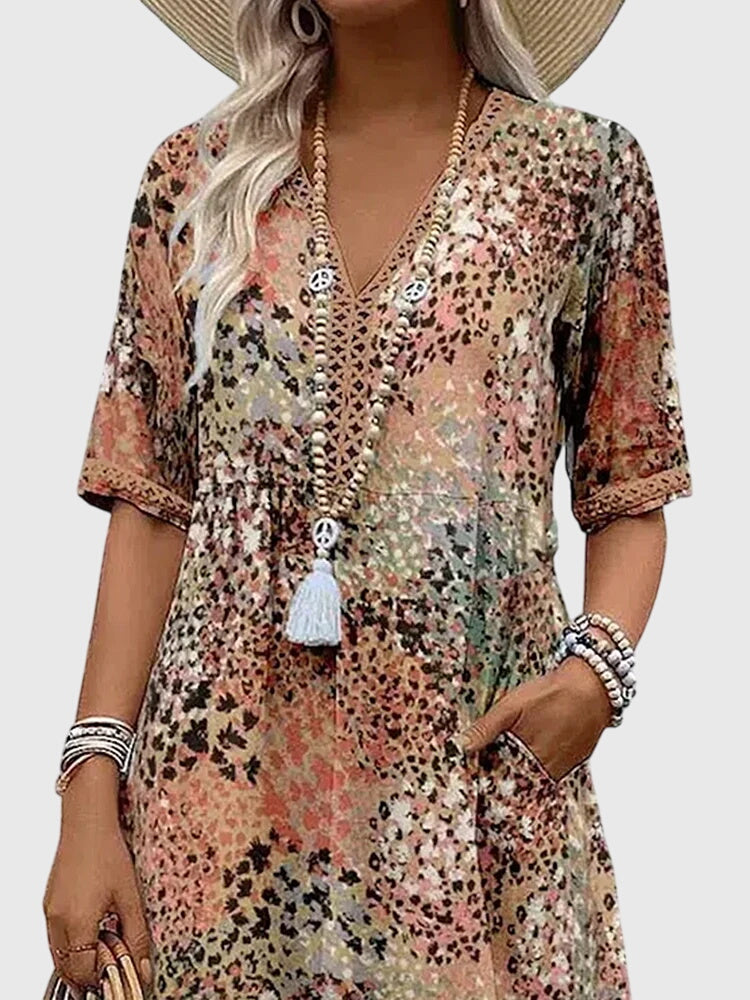 Rückenansicht des eleganten Damen Blumen Midikleids, locker fallend & bequem für festliche Anlässe oder Freizeit.