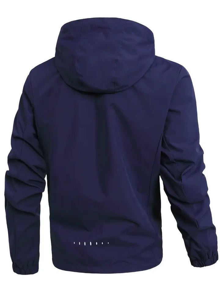 Sportlicher Herren Outdoor-Regenmantel, wasserdicht & leicht, mit komfortabler Kapuze.