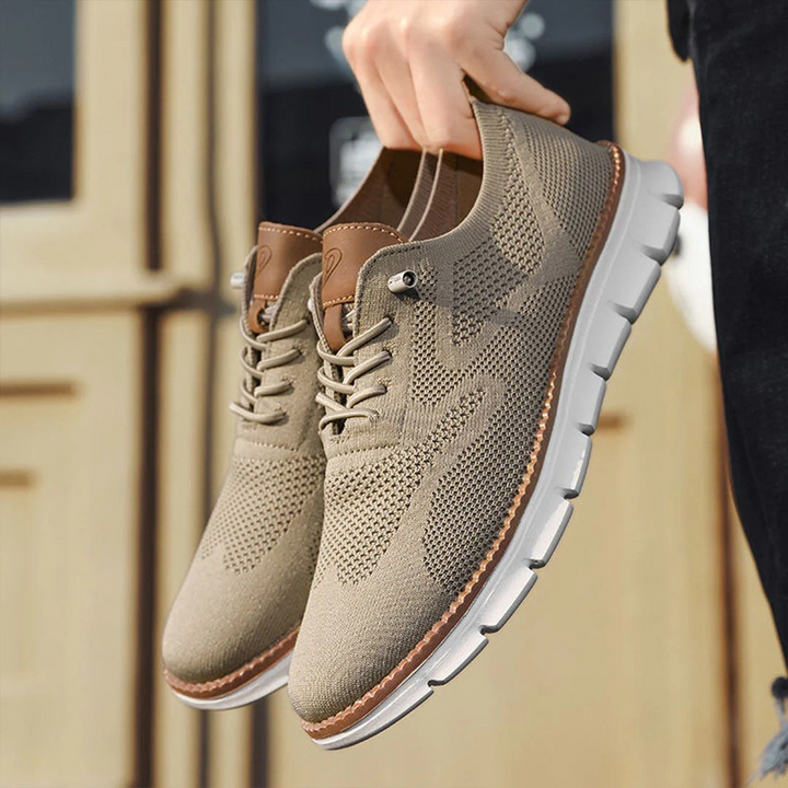 Frontansicht der bequemen orthopädischen Herrenschuhe, bereit für urbane Abenteuer.