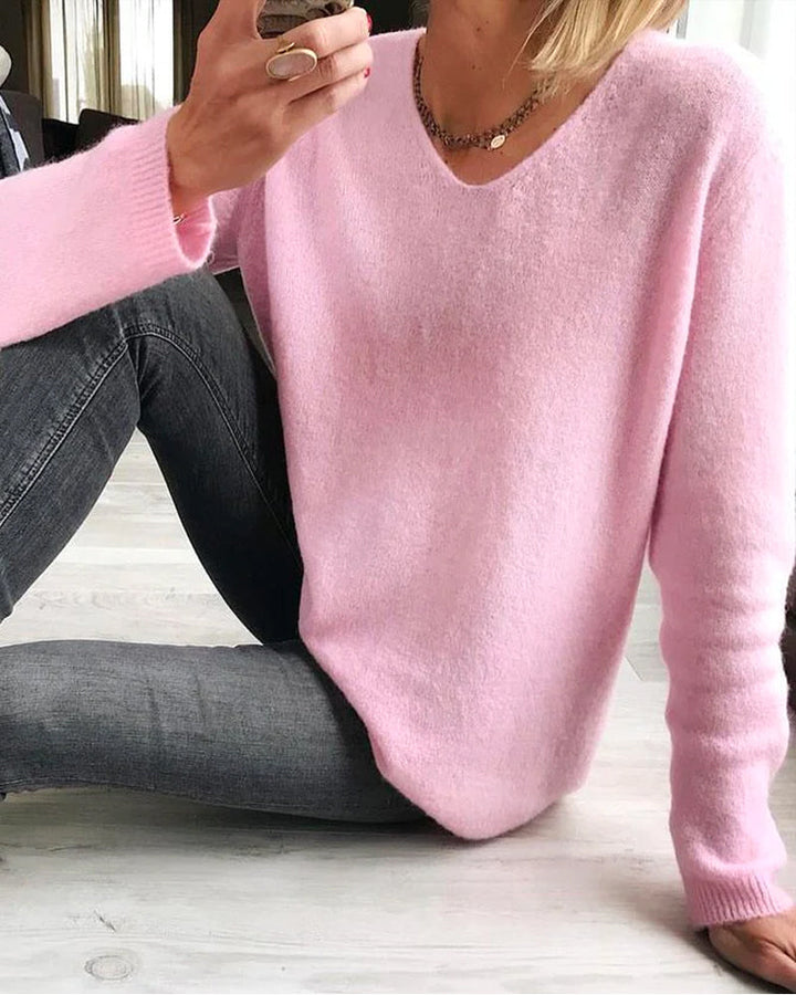 Einfarbiger rosa Freizeitpullover für Damen. Casual Langarmpullover mit V-Ausschnitt.