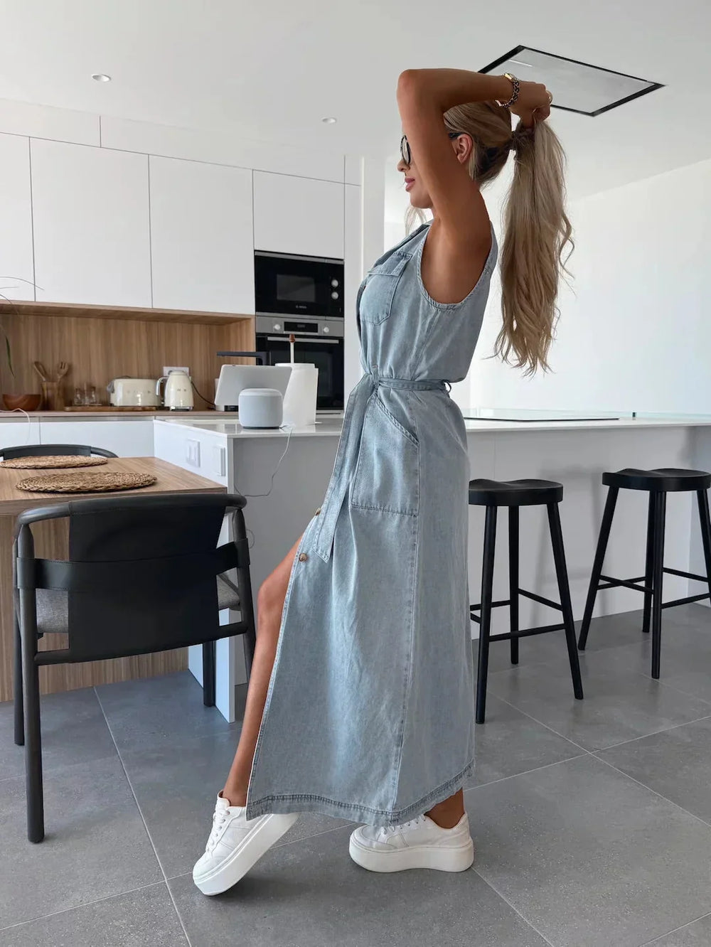 Elegantes ärmelloses Damen Sommerkleid mit Kragen, Midi-Länge, Knopfleiste und Bindegürtel, ideal für Freizeit.