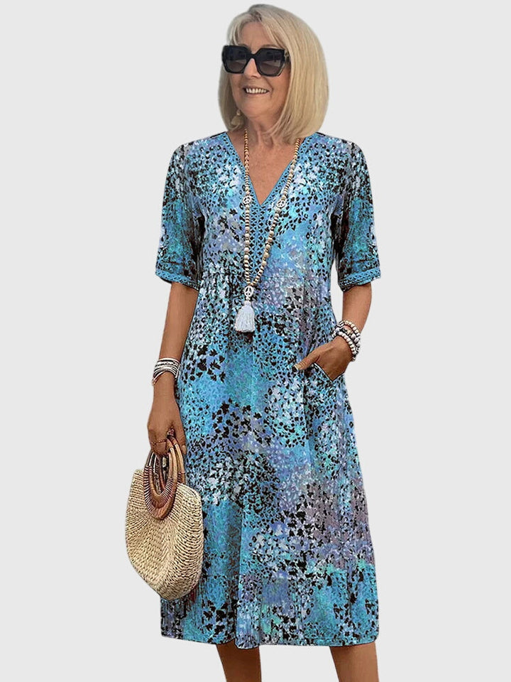 Frau trägt schickes Damen Blumen Midikleid, slim fit, vielseitig für Alltag, Freizeit & elegante Events.