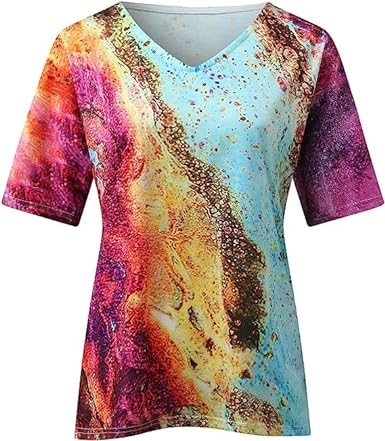 Moderne Damenmode: T-Shirt mit stilvollem Marmormuster. Relaxed Fit, V-Ausschnitt, Kurzarm im trendigen Boho-Look.