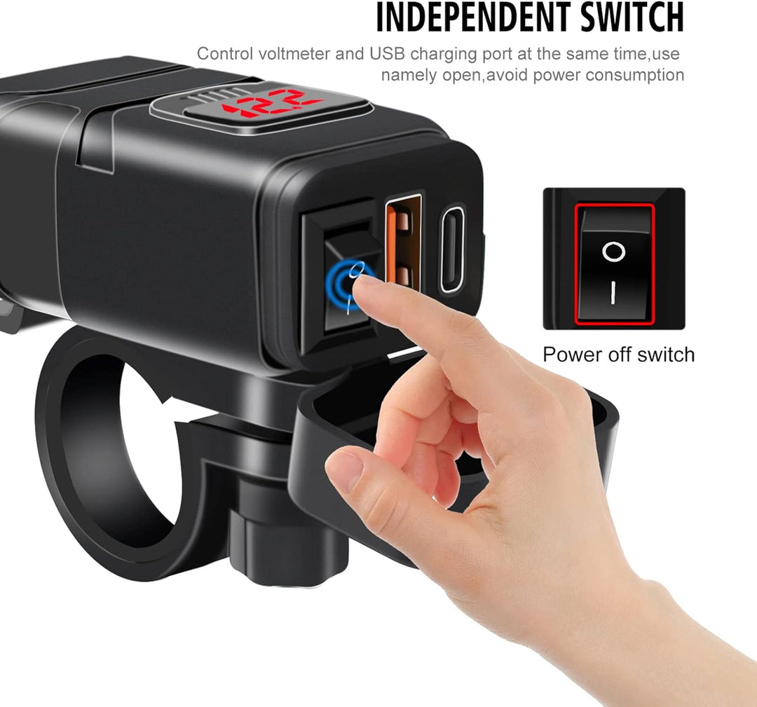 Nahaufnahme des wasserdichten Drayvik Motorrad USB-C & USB-A Dual Port Ladegeräts mit Voltmeter-Anzeige. 12V Schnelllader.