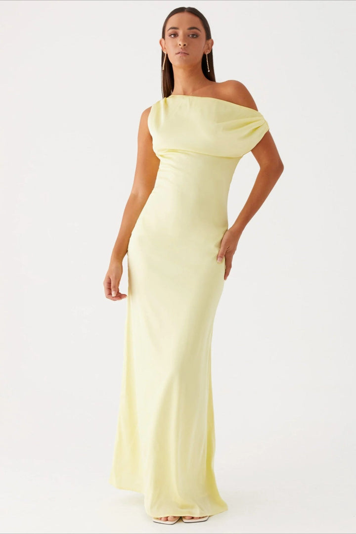 Festliches Maxikleid für Damen, asymmetrischer Schnitt, eleganter Look für besondere Feste.