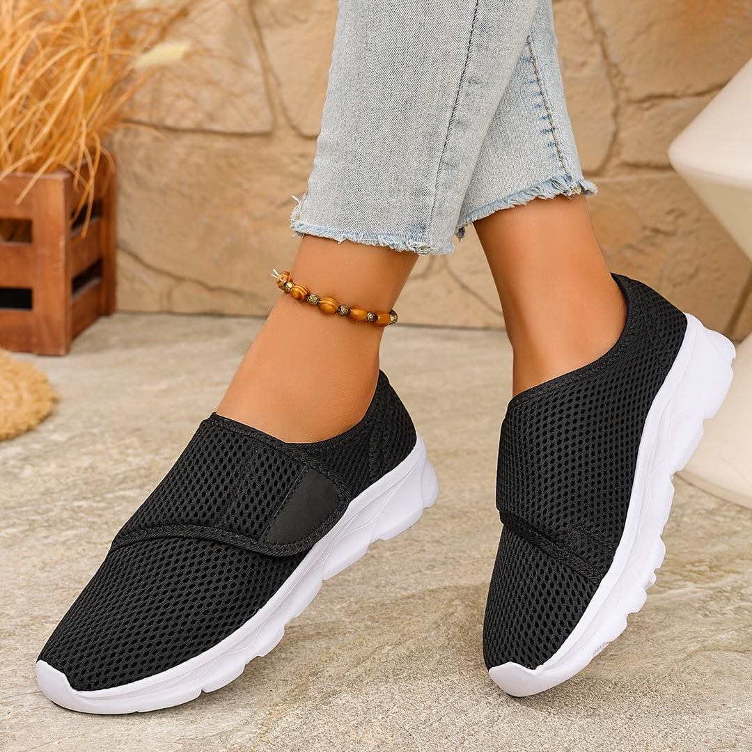 Elegante Slip On Sneaker für Damen, vielseitig kombinierbar, ideal als Bequemschuhe für den Sommer.