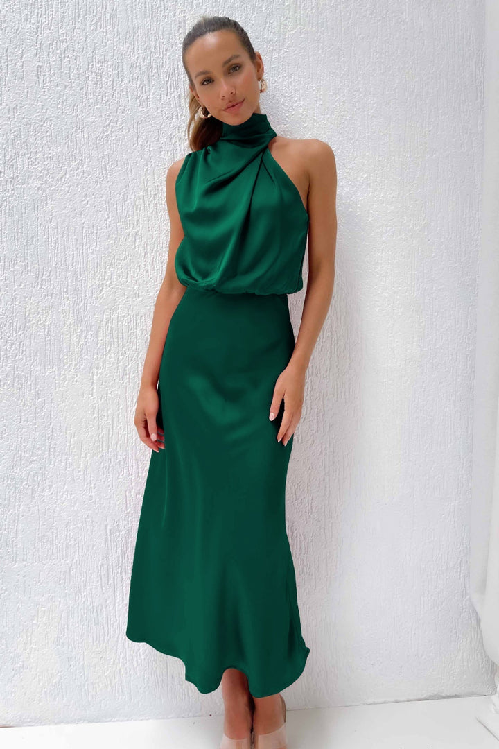 Seitenansicht des eleganten, leichten Damen Neckholder Midikleids. Perfekt für festliche Anlässe und Party.