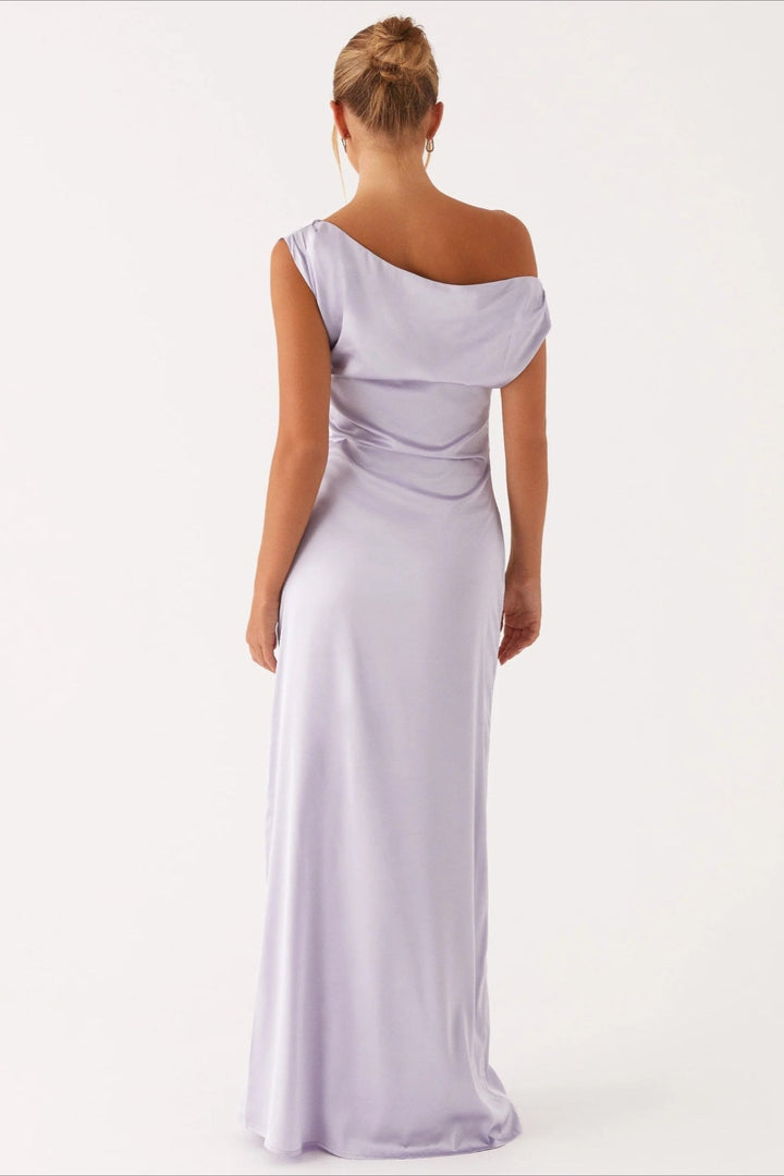 Elegantes Damen Maxikleid mit asymmetrischem Saum, drapierter Optik, ideal für Cocktailpartys.