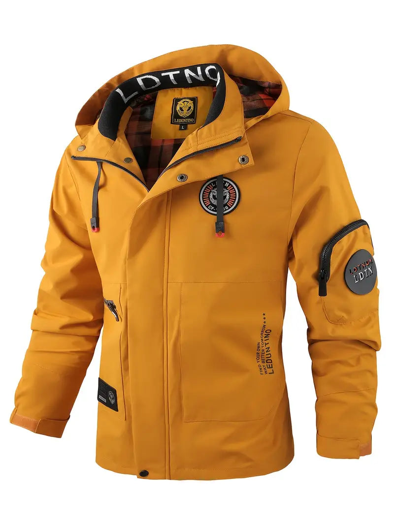 Mann posiert in leichter Herren Outdoorjacke Torben, ideal für Frühling und Herbst.