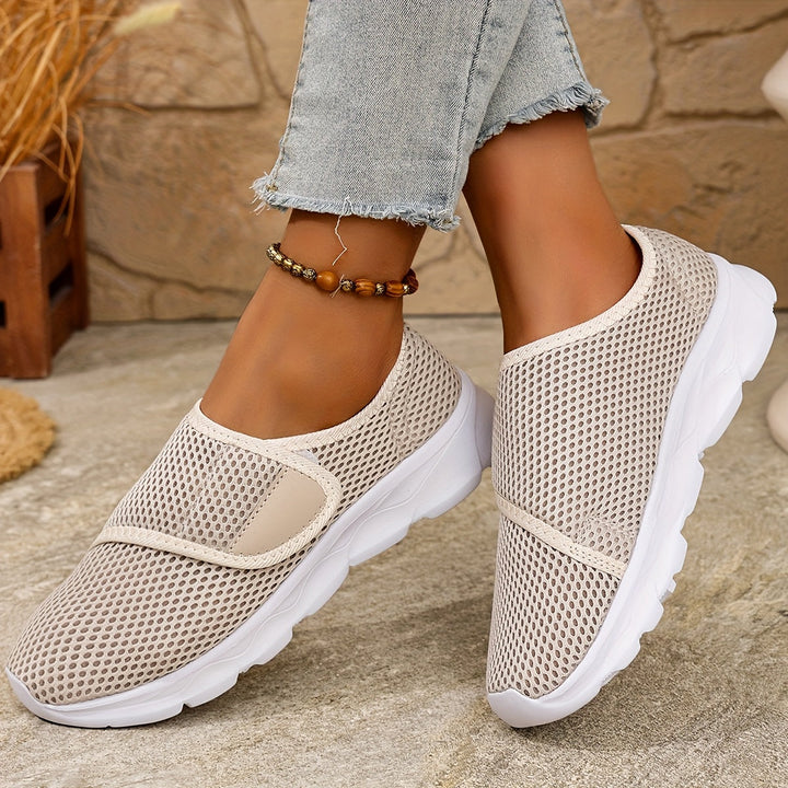 Sportliche Damen Sneaker zum Reinschlüpfen, mit rutschfester Sohle und angenehmem Tragekomfort.