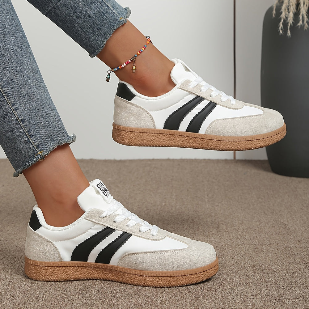 Stylischer Damen Retro Freizeitsneaker in Schwarz, bequemer Alltagsschuh für moderne Streetwear-Looks.