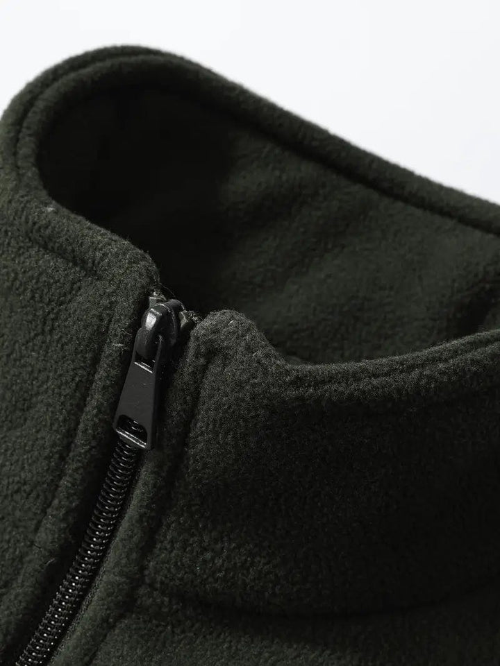 Robuste Herren Outdoor-Fleecejacke in Schwarz. Atmungsaktiv & warm, perfekt für Freizeit & Winter.