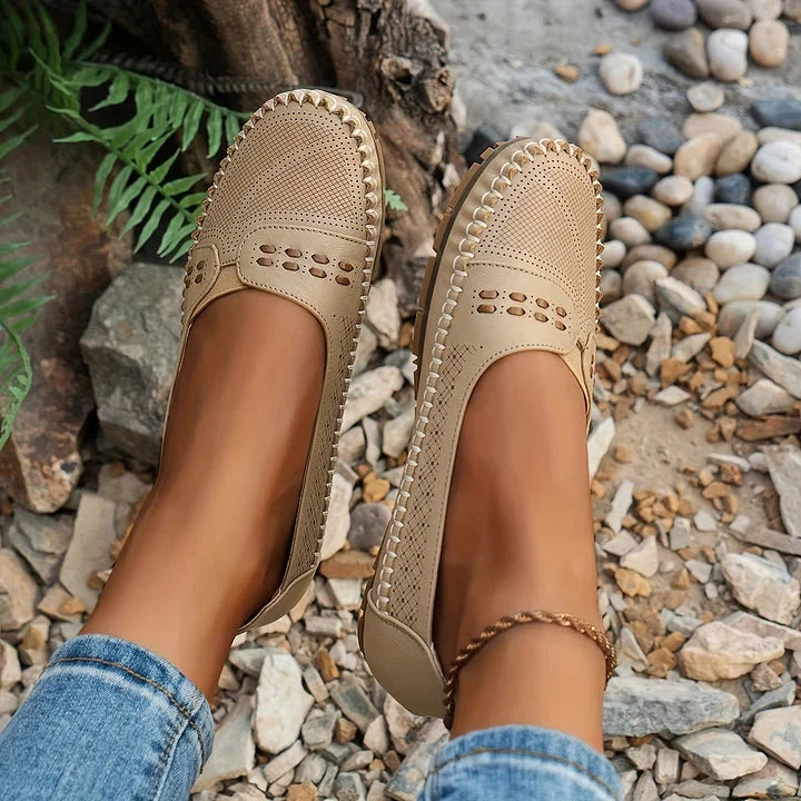 Flache braune Damenslipper: Bequeme Slip-On Schuhe, perfekt für entspannte Tage.