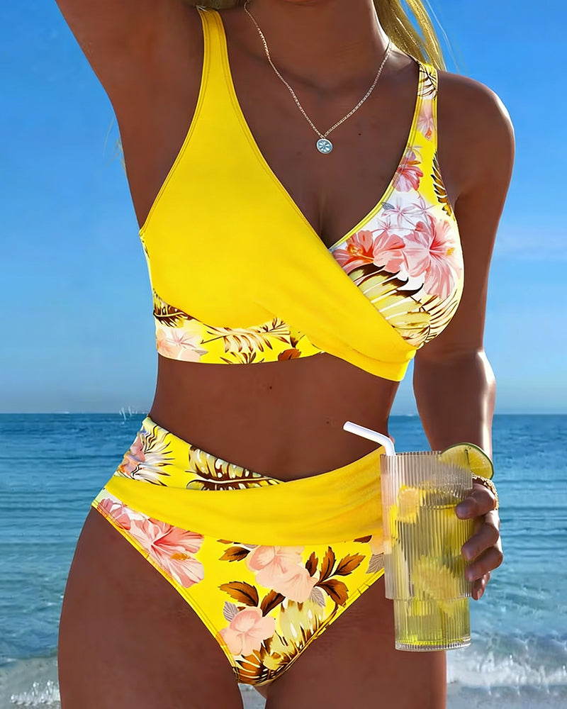 Eleganter Damen Bikini mit Blumenmuster, Kontrastakzenten und modernem Schnitt, ein Must-Have für den Sommer.