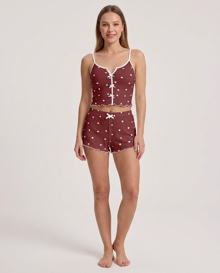 Elegantes Damen Loungewear Set aus seidigem Material. Pyjama mit Herzmuster, perfekt für gemütliche Abende.