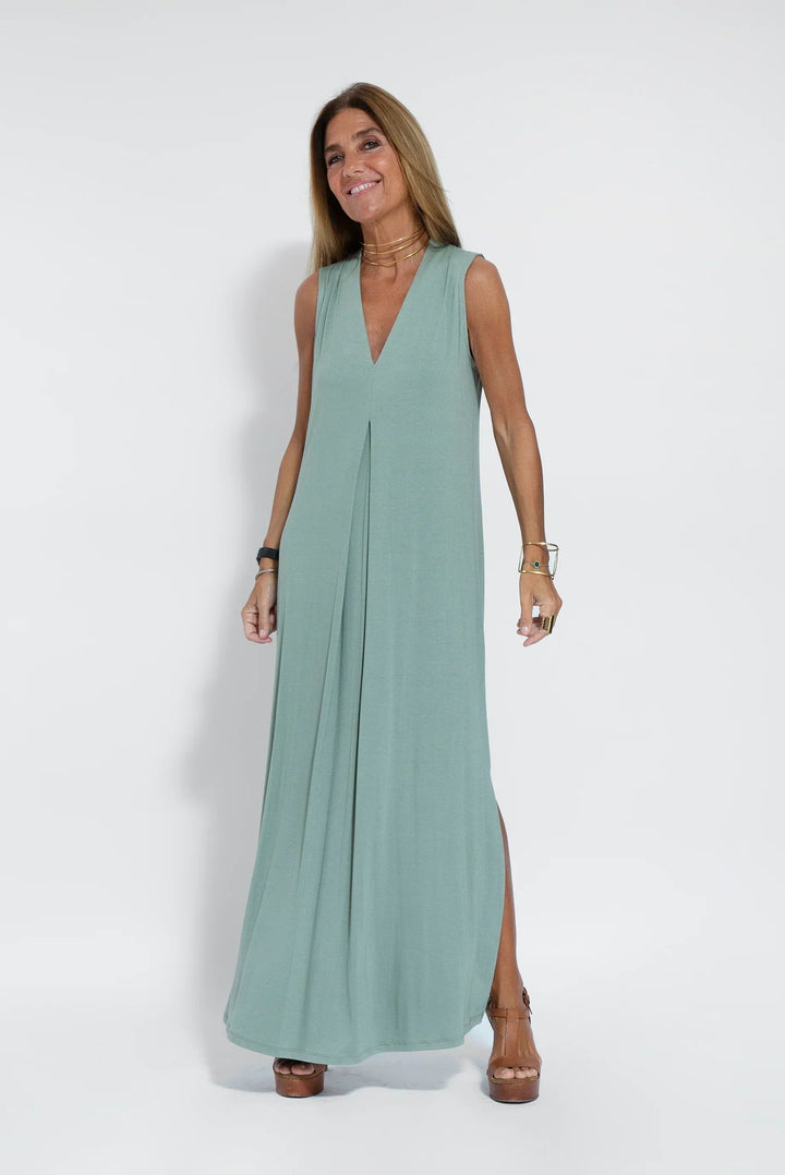 Schlichtes, elegantes Damen Maxikleid; ärmellos, tiefer V-Ausschnitt, fließend, perfekt für Sommerabende.