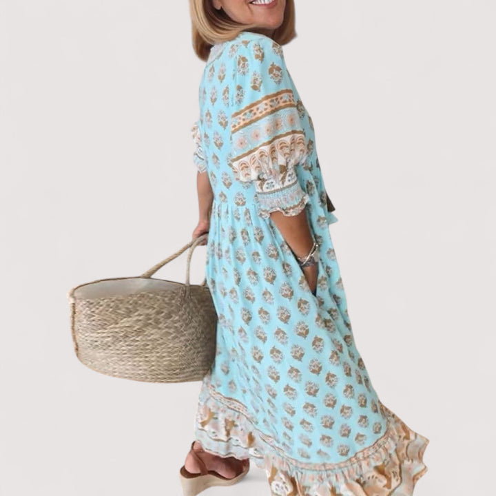Figurbetontes Damenkleid mit V-Ausschnitt in Blau. Bequemes, elegantes Sommerkleid, ideal für festliche Anlässe.