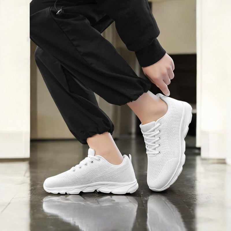 Nahaufnahme des atmungsaktiven Mesh-Materials, ideal für ultraleichte Herren Sneaker als Sommer- & Sportschuhe.
