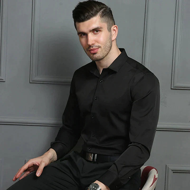 Entspannter Herr im Freizeit Hemd. Dieses bequeme Super-Stretch Langarmhemd ist ideal für den Alltag.