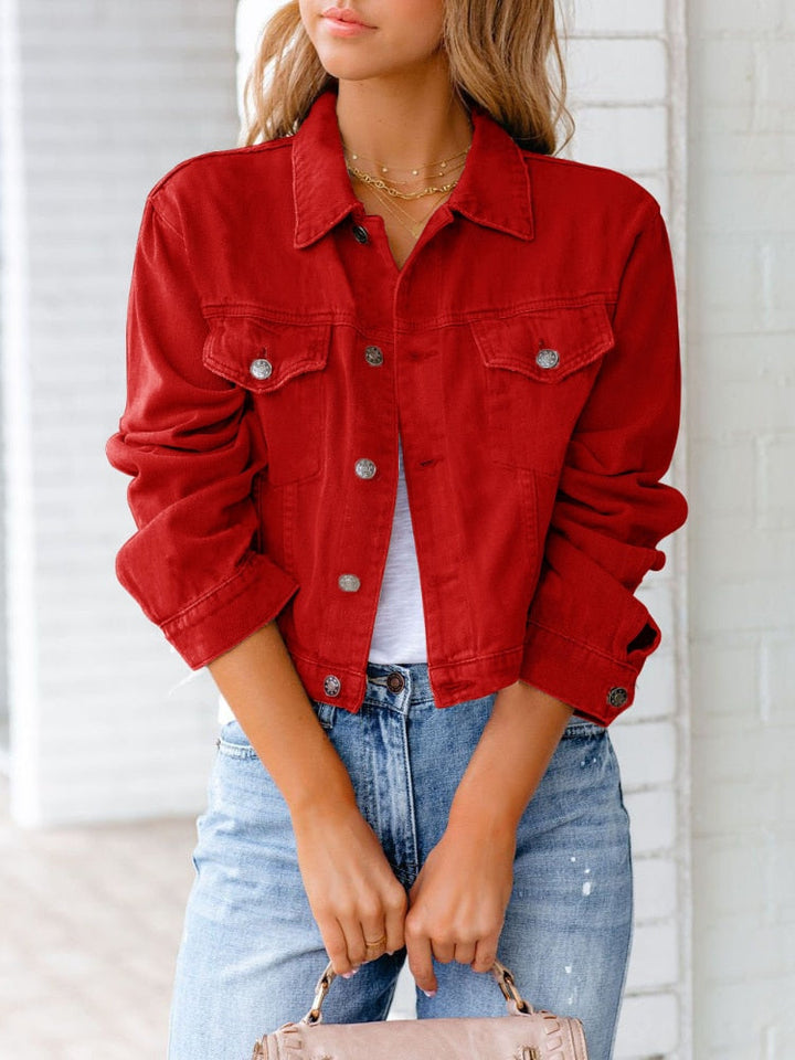 Trendige Damen-Übergangsjacke aus Denim, mit lockerer Passform und funktionalen Brusttaschen für den Casual Look.