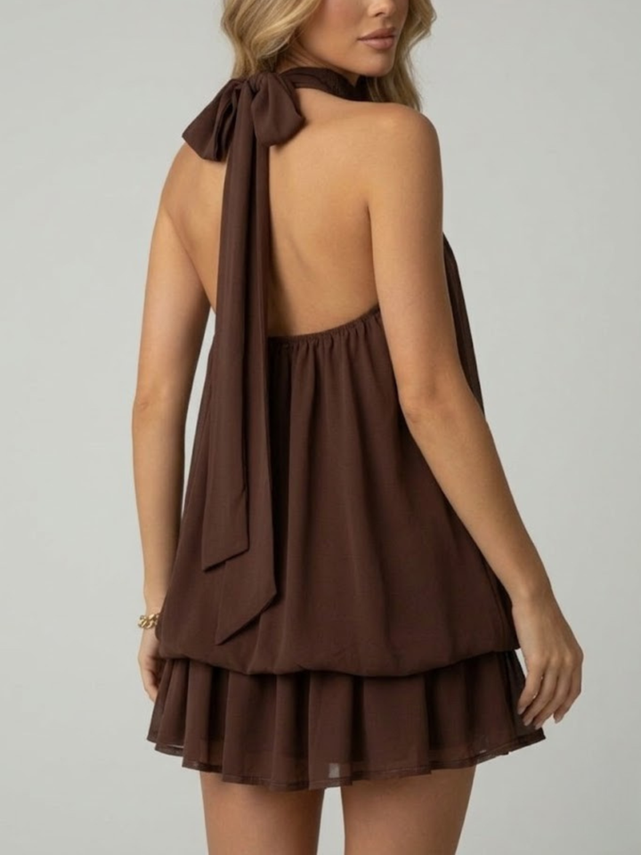 Exquisites Mini-Abendkleid mit elegantem Neckholder & filigraner Spitze, ein figurbetonter Schnitt.