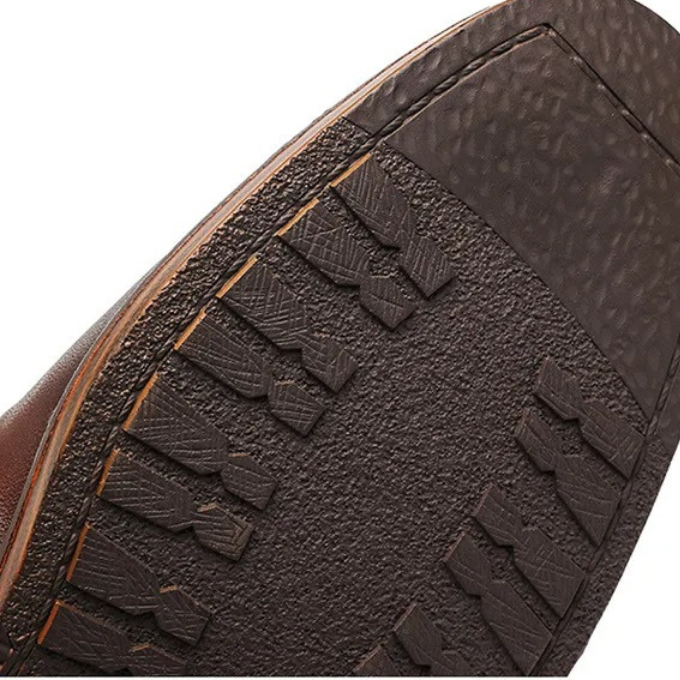 Rutschfeste Sohle der eleganten Herrenstiefel, für sicheren Halt im Business & Alltag.