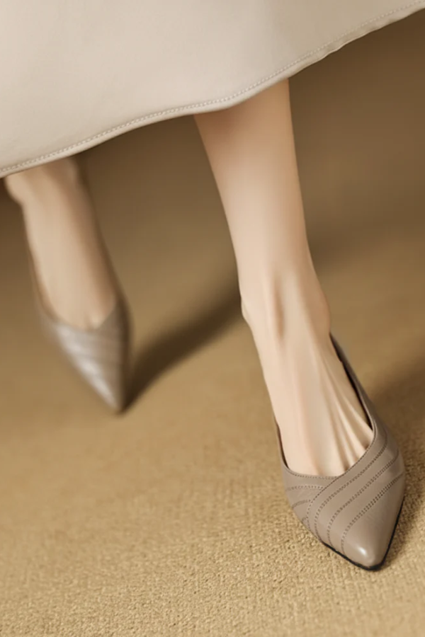 Hochwertige schwarze Damenschuhe: Pumps mit spitzem Absatz, zeitlos elegant & sehr bequem.