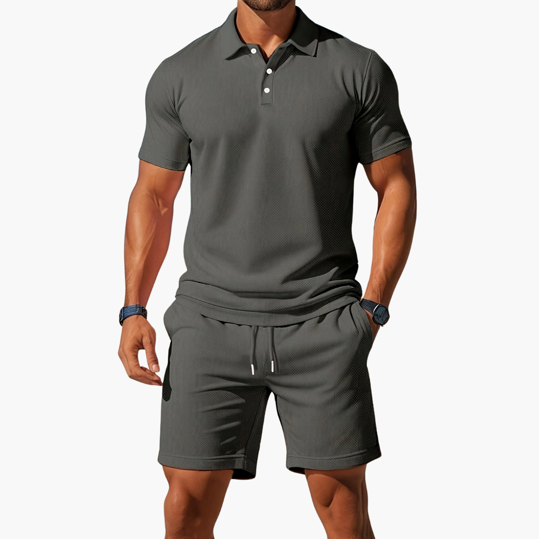 Sportlich-elegantes Herren Sommer Set: Atmungsaktives Polohemd & komfortable Shorts für aktive Männer.