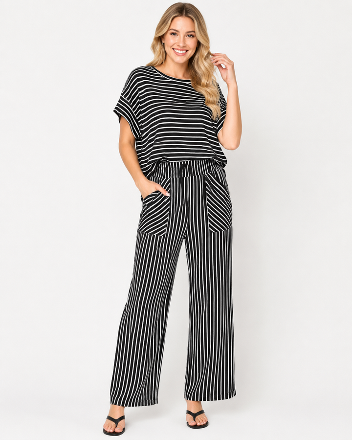 Modisches Damen Set mit Streifenmuster. Perfekte Freizeitkleidung; stylischer Zweiteiler für Komfort.