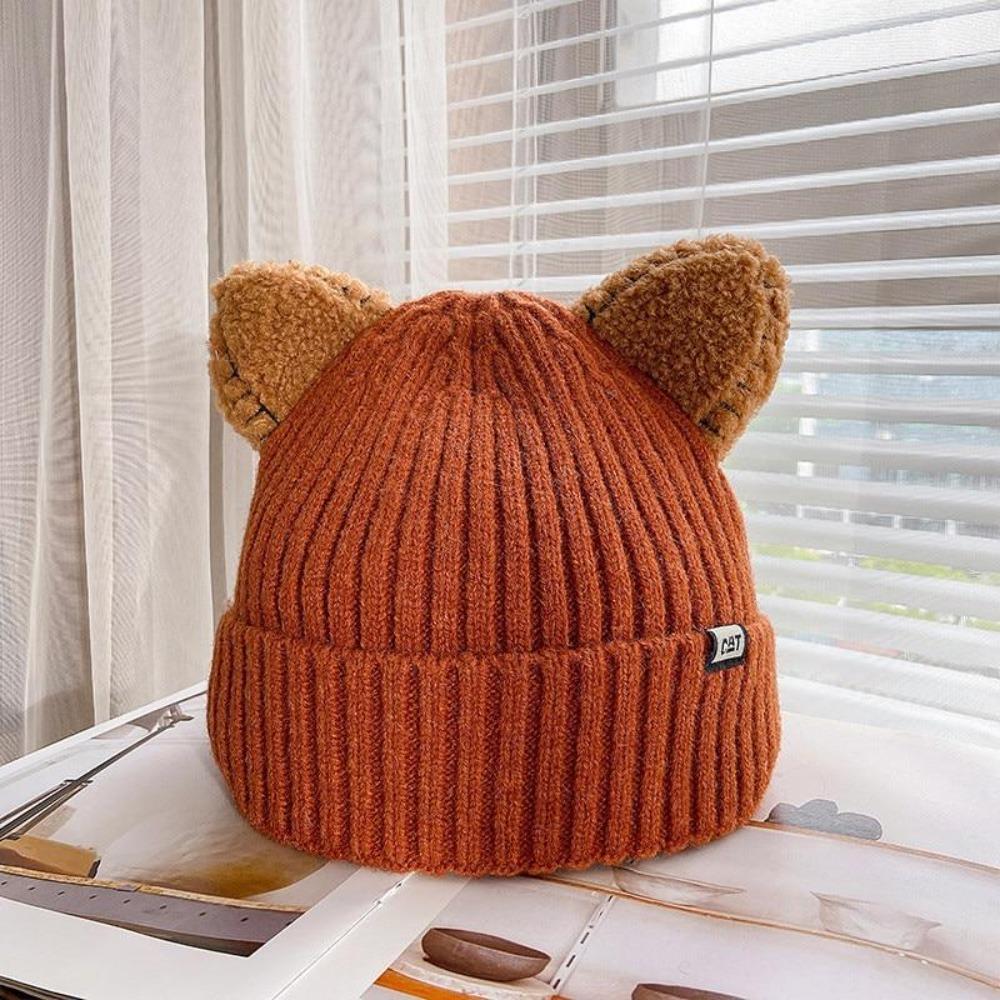 Kuschelige Damen Strickmütze mit Katzenohren, ein warmes Winteraccessoire und Geschenkidee.