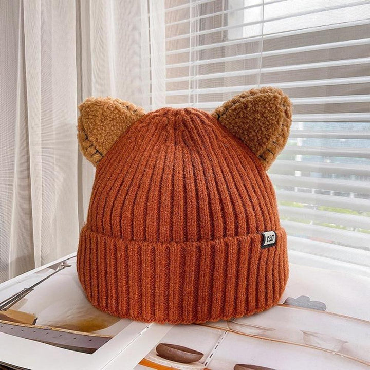 Kuschelige Damen Strickmütze mit Katzenohren, ein warmes Winteraccessoire und Geschenkidee.