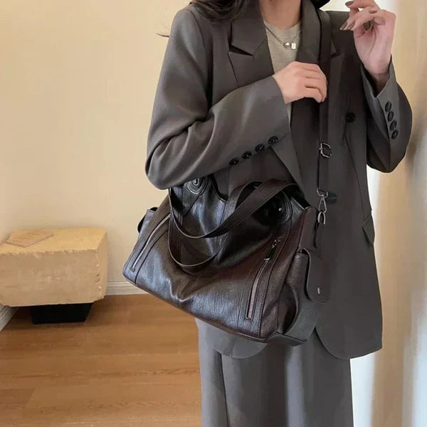 Vielseitige Damentasche in Burgunder. Nutzt sich als Reisetasche, Sporttasche oder Alltagstasche.