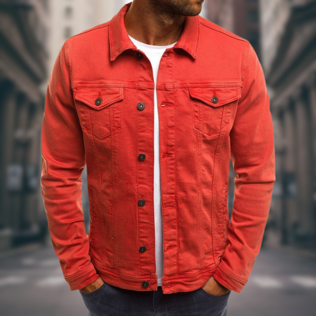 Mann trägt eine Rolando Herren Jeansjacke aus Denim, kombiniert mit lässigem Outfit, herbstlicher Stil.